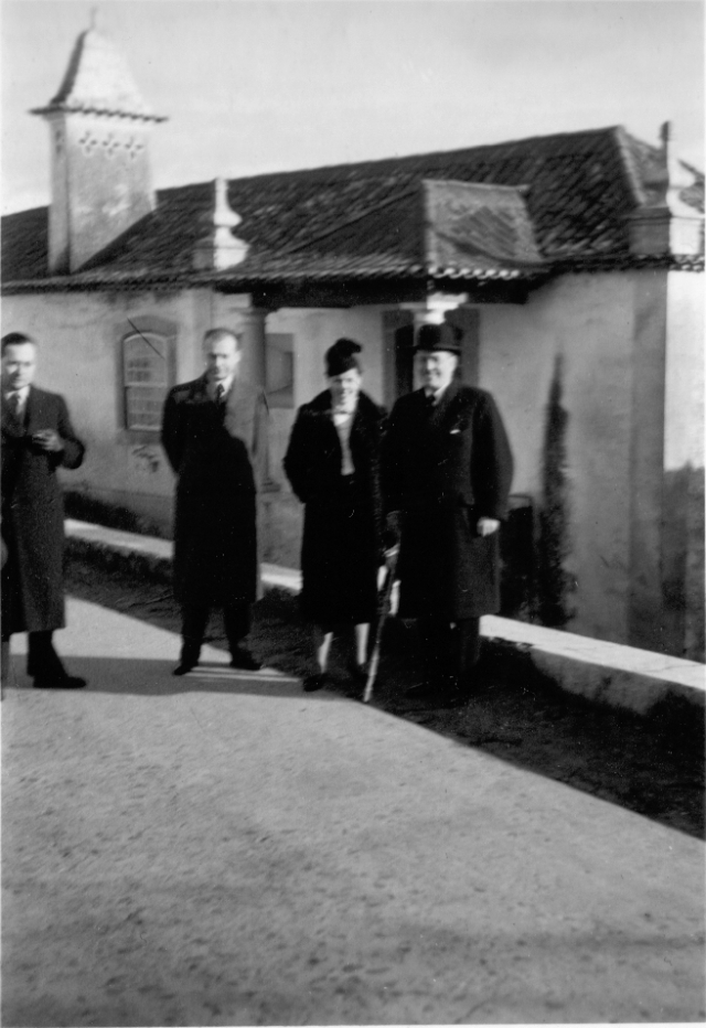 Lucian Blaga în compania Viconţilor de Botelho şi a Marchizului de Belas. 1939, martie, Loures, Portugalia.