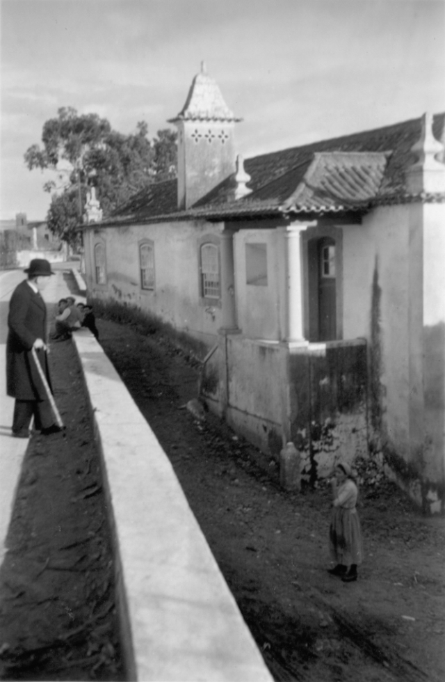 1939, martie, Loures, Portugalia, Districtul Lisabona. Casă veche în stil tradițional portughez. În stânga imaginii marchizul de Belas.