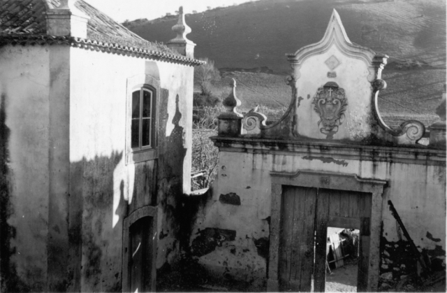 1939, martie, Loures, Portugalia, Districtul Lisabona. Casă veche în stil tradițional portughez, vedere spre poartă.